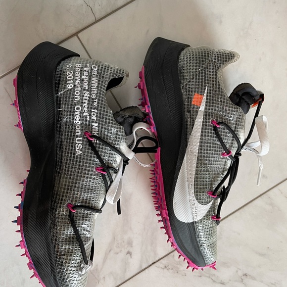 Sneakers - Picture 4 of 6